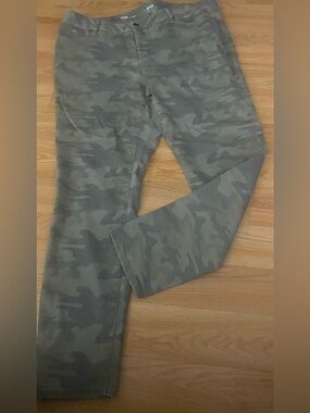 Women’s Camo Print Size 20WL Skinny Pants- Olive Green